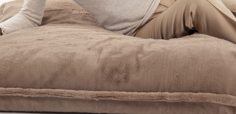 Coussin géant fourrure rose à grosses côtes – confort moelleux et chic