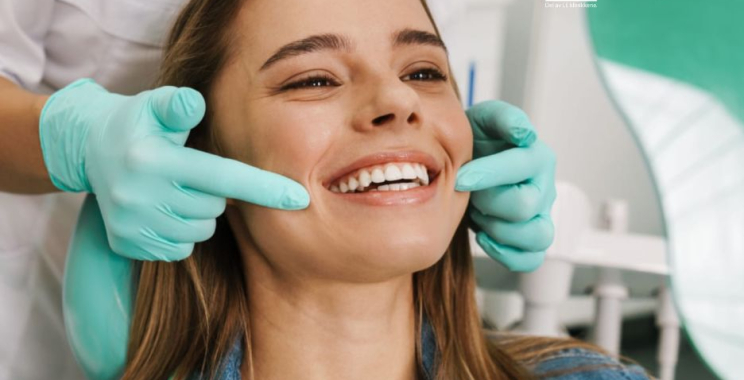 Skinnende smil med trygg tannbleking hjemme hos oss