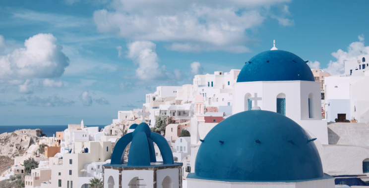 Seamless Wedding Transport for Your Santorini Celebration