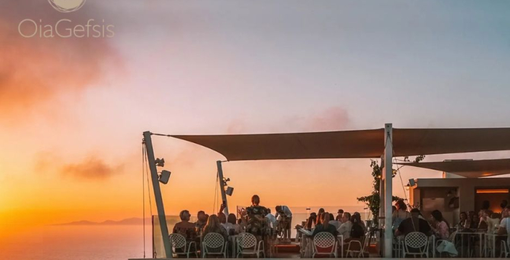 Oia’s Finest Eateries: Savory Greek Dining with Ocean Views